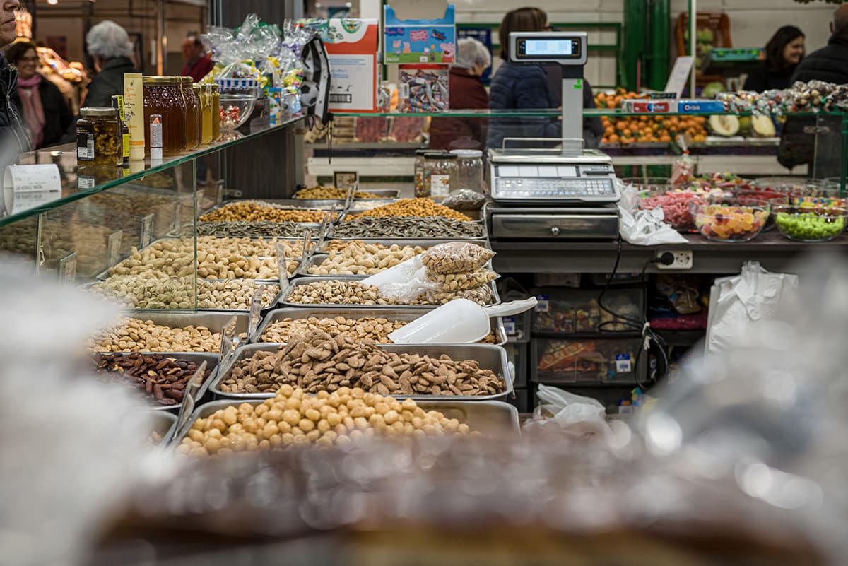Vista de los frutos secos en la tienda de los Hermanos Bernabéu